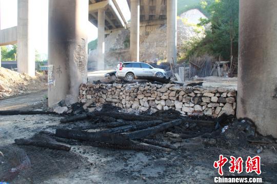 图为因高速电缆燃烧坠落，致桥下村民堆放的木材被烧毁。　于俊亮 摄