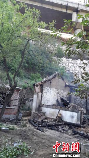 图为一史姓女村民家中4间北屋被烧毁。　于俊亮 摄