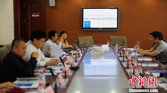 22日，由北京市社会科学院组织编写、社会科学文献出版社出版的区域蓝皮书发布会暨中国区域经济发展研讨会在北京举行。　夏宾　摄